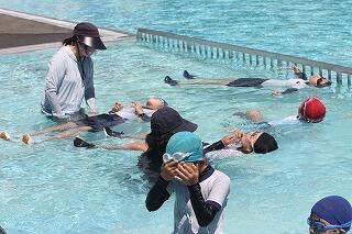 着衣泳のようす