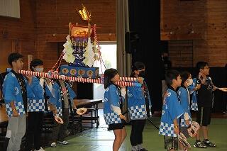 オープニングの子ども神輿