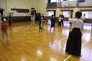 なぎなた指導のようす