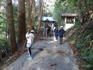 神社清掃のようす