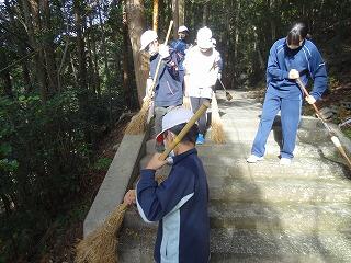 神社清掃のようす