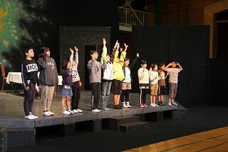 舞台で記念撮影