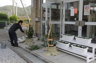 門松作りのようす