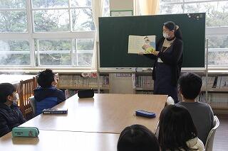 読み聞かせのようす