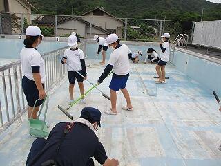 プールそうじのようす
