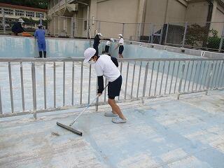 プールそうじのようす