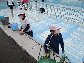 プールそうじのようす