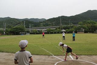 ソフトボール投げのようす