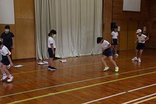 反復横跳びのようす