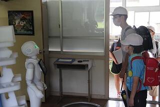 朝のあいさつのようす