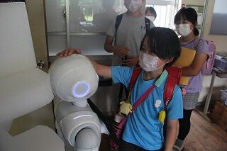 朝のあいさつのようす