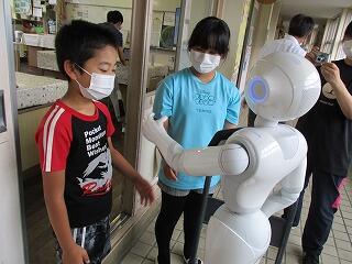 ペッパーくんとのやり取りのようす