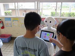 ペッパーくんとのやり取りのようす