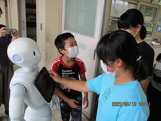 ペッパーくんとのやり取りのようす