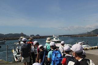 船に乗り込むようす