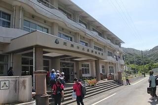 島野浦学園校舎入り口