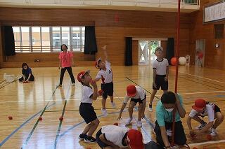 紅白対抗ゲームの玉入れ