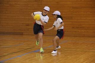 ５･６年タグラグビーのようす