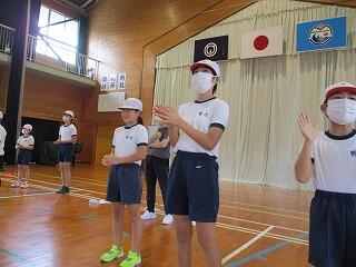 それぞれに分かれての自己紹介のようす