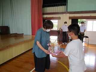 プレゼント贈呈