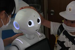 ペッパーくんとのお別れのようす