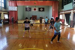 なぎなた練習のようす