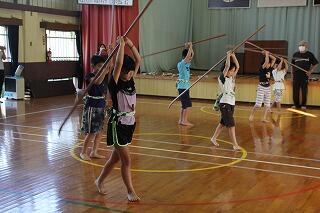 なぎなた練習のようす