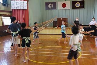 なぎなた練習のようす