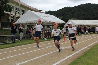 団対抗リレーのようす