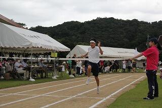 団対抗リレーのようす