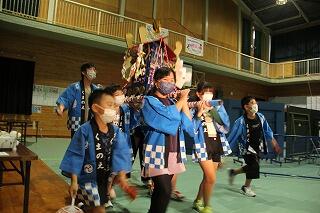 始まりの神輿のねり歩き