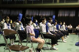 小学生全校劇への中学生の応援のようす