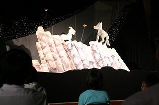 「あらしのよるに」の一場面