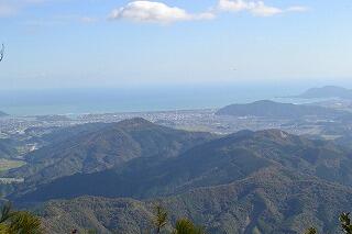 山頂から延岡市中心部をのぞむ
