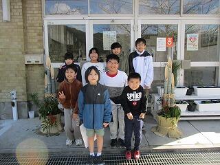 門松作りの前で記念撮影