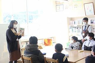 読み聞かせのようす