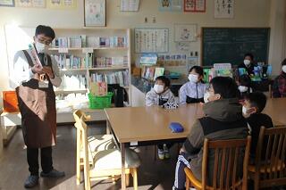 読み聞かせのようす