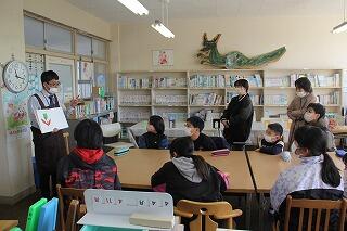 読み聞かせのようす