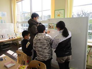 読み聞かせのようす