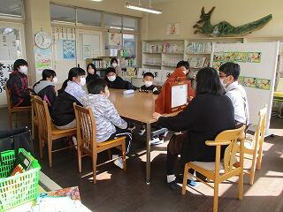 読み聞かせのようす