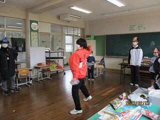 豆まきのようす