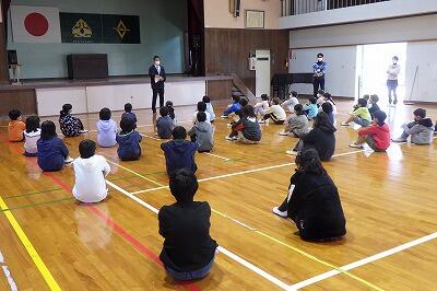 真剣に話を聞いています