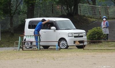 児童クラブの職員も見守ります