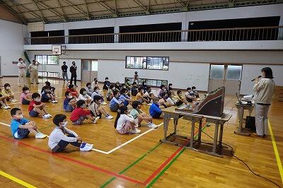 とても真剣に聞いています