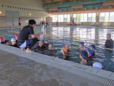 校長先生が後ろから見守っています
