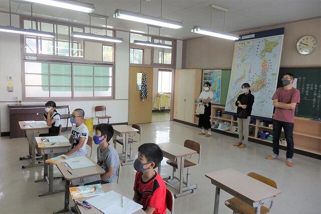 う～んと、腕ぐみ