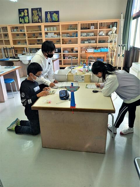 おもりの重さ?! ふりこの長さ?! ふれはば?! おもりの重さ?! ふりこの長さ?! ふれはば?!