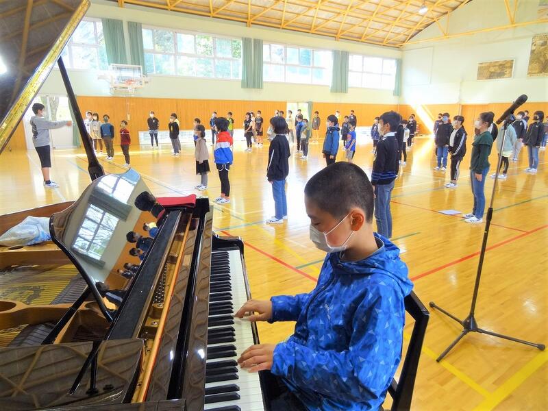 ６年生による校歌の指揮と伴奏