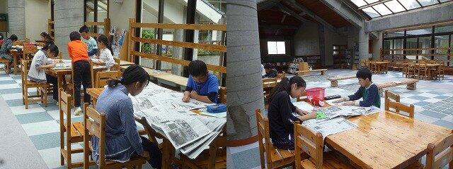 スペースで新聞を読む児童 スペースで新聞を読む児童