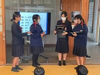 お手本を見せています